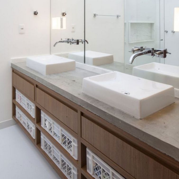 ahşap detaylı modern beyaz banyo dekorasyonu