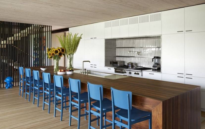 mavi sandalyeli mutfak dekor fikirleri