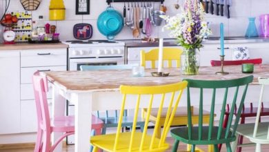 renkli sandalyeler ile mutfak dekoru