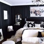 siyah ahşap duvarlı yatak odası