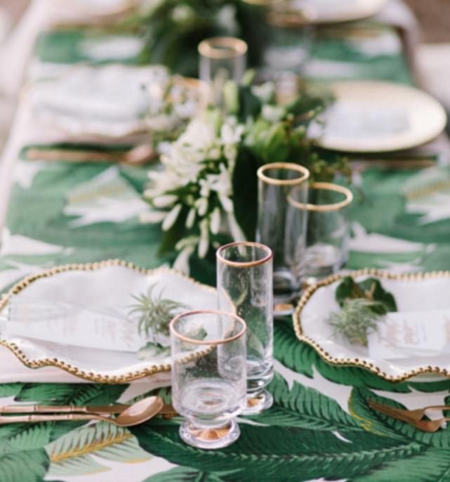botanik desenli masa örtüsü ile dekor