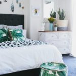 botanik desenli yastıklar ile yatak dekoru