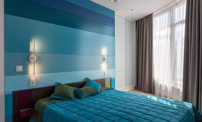 mavi ile yatak dekorasyonu