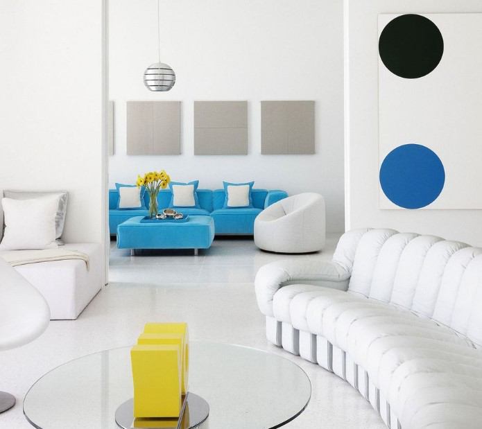 beyaz mobilyalar ile salon dekorasyonu