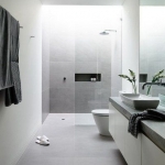 beyaz ve gri bir minimal banyo