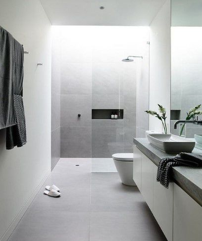 beyaz ve gri bir minimal banyo