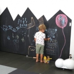 siyah duvar dekoru ile çocuk odası