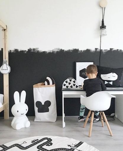 siyah duvarlı çocuk odası dekoru