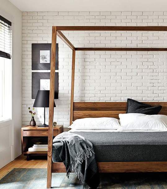beyaz tuğla duvarlı yatak odası