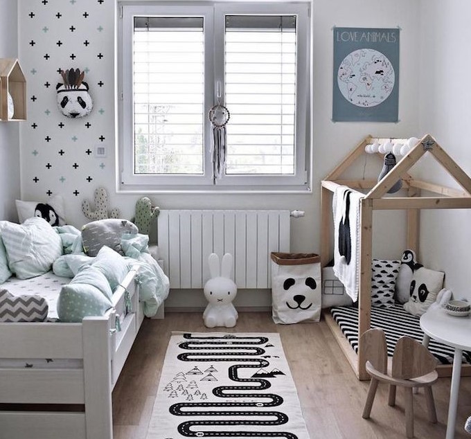 Ahşap mobilyalar ve beyaz duvarlarla dekore edilmiş İskandinav bebek odası