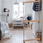 ahşap ve beyaz mobilyalar ile iskandinav yatak odası dekoru