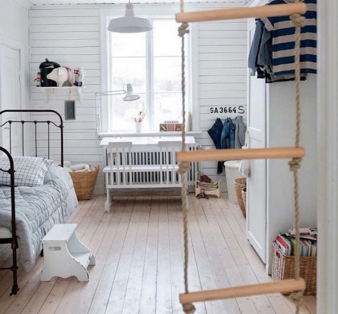 ahşap ve beyaz mobilyalar ile iskandinav yatak odası dekoru
