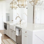 beyaz ve altın rengi mutfak dekorasyonu
