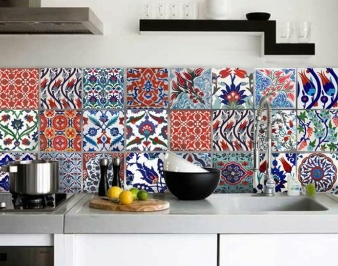 renkli ve desenli eski fayans ile mutfak tezgah arası dekorasyonu