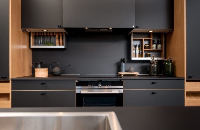 siyah ve ahşap mutfak dekorasyonu