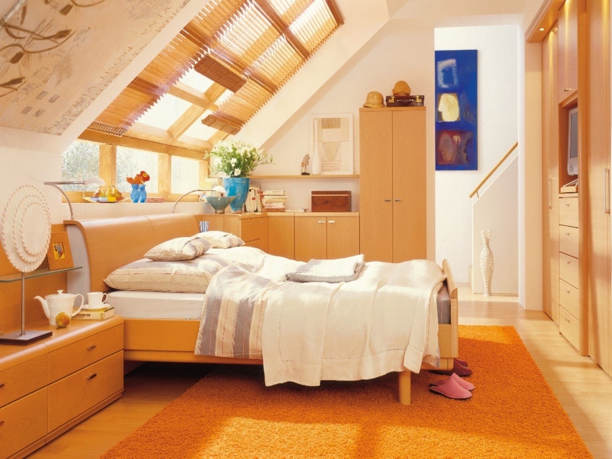 aydınlık çatı katı yatak odası