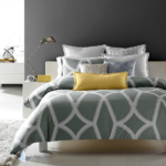 gri desenli yatak örtüsü