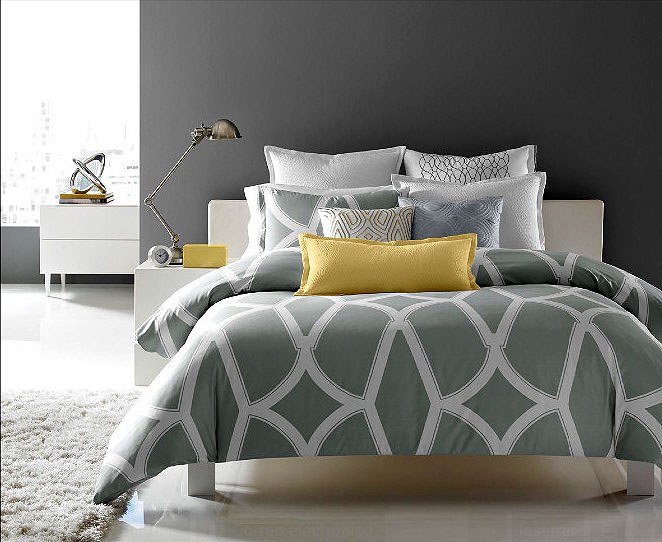 gri desenli yatak örtüsü