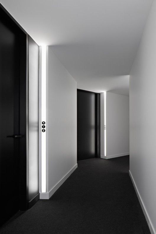 koridorda siyah halı kullanımı