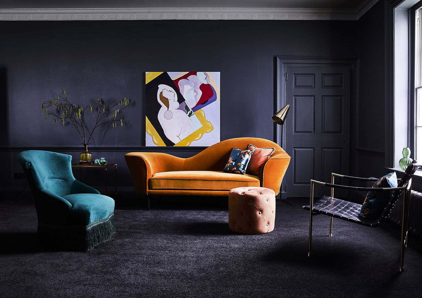 renkli mobilyalar ile siyah halı kullanımı