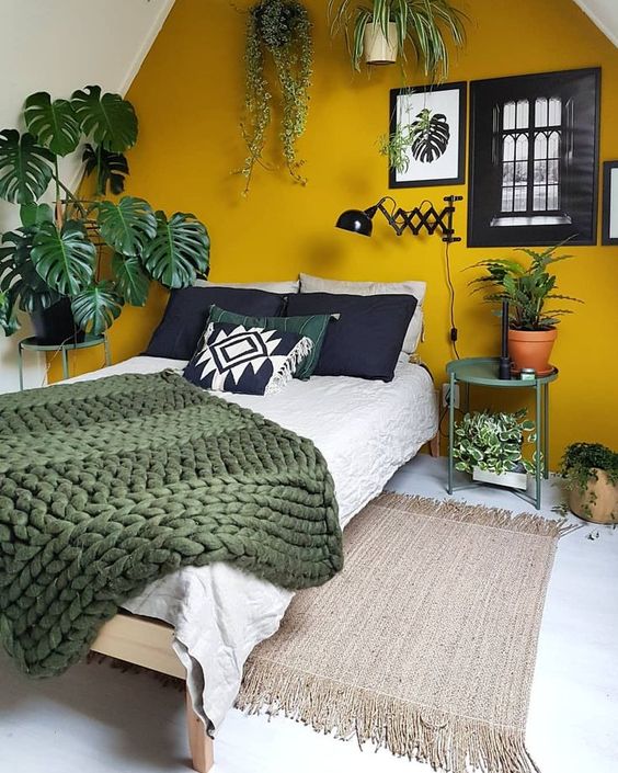 sarı duvar yatak odası