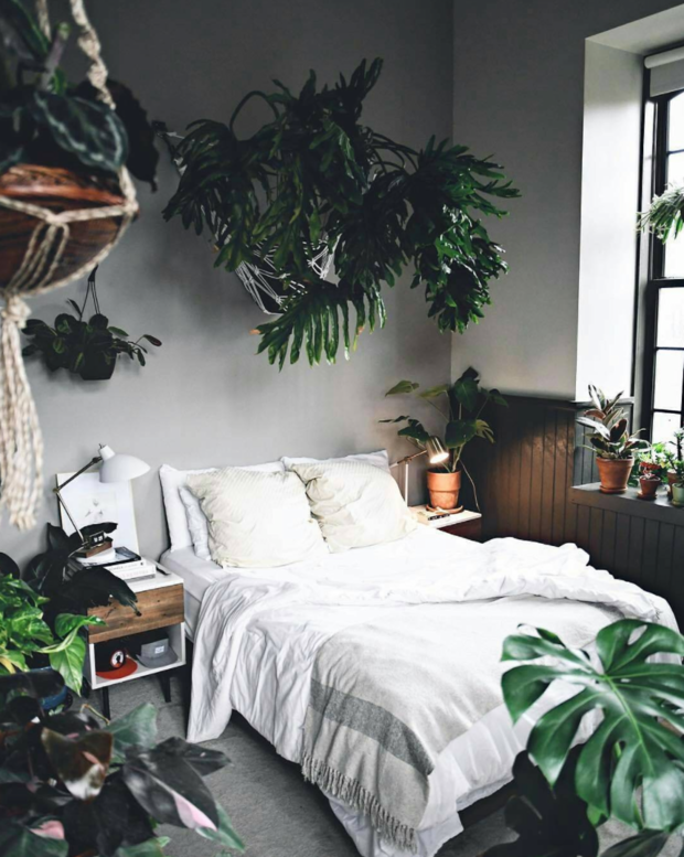 Yapay Bitkiler İle Yatak Odası Duvarı Dekorasyonu