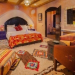 yatak odasında etnik halı dekorasyonu