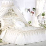Beyaz cibinlik ve yatak örtüsü