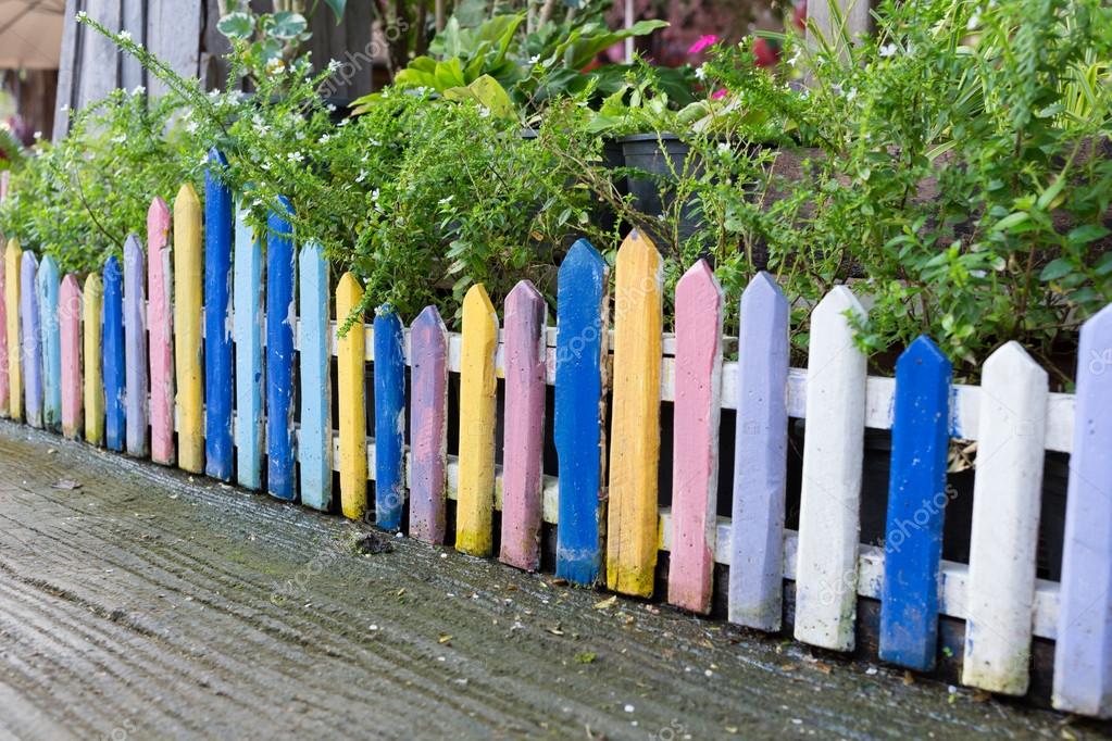 Renkli bahçe çitleri
