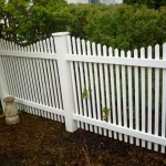 Beyaz bahçe çiti modeli