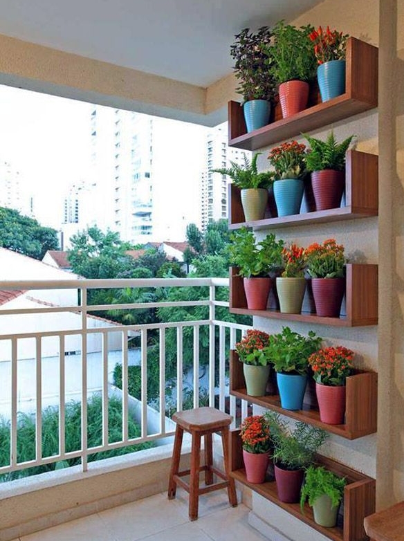 Çiçeklerle dolu balkon duvarı