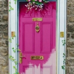 Pembe ve çiçekli kapı