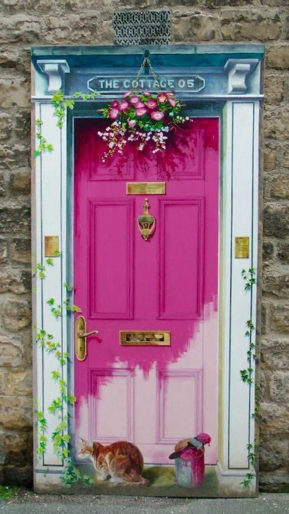 Pembe ve çiçekli kapı