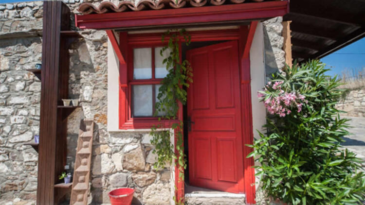Taş duvarlar ve kırmızı kapı
