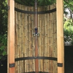 Bambu çubuklar ile duş alanı
