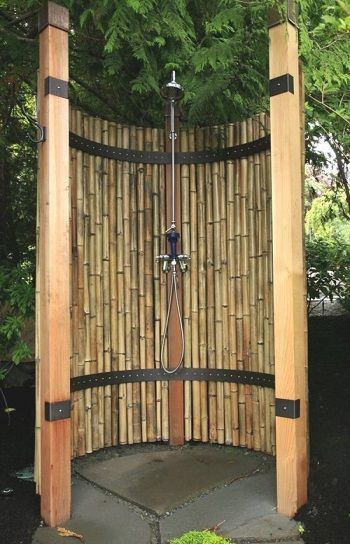 Bambu çubuklar ile duş alanı