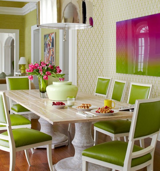 Renkli sandalyeli yemek odası