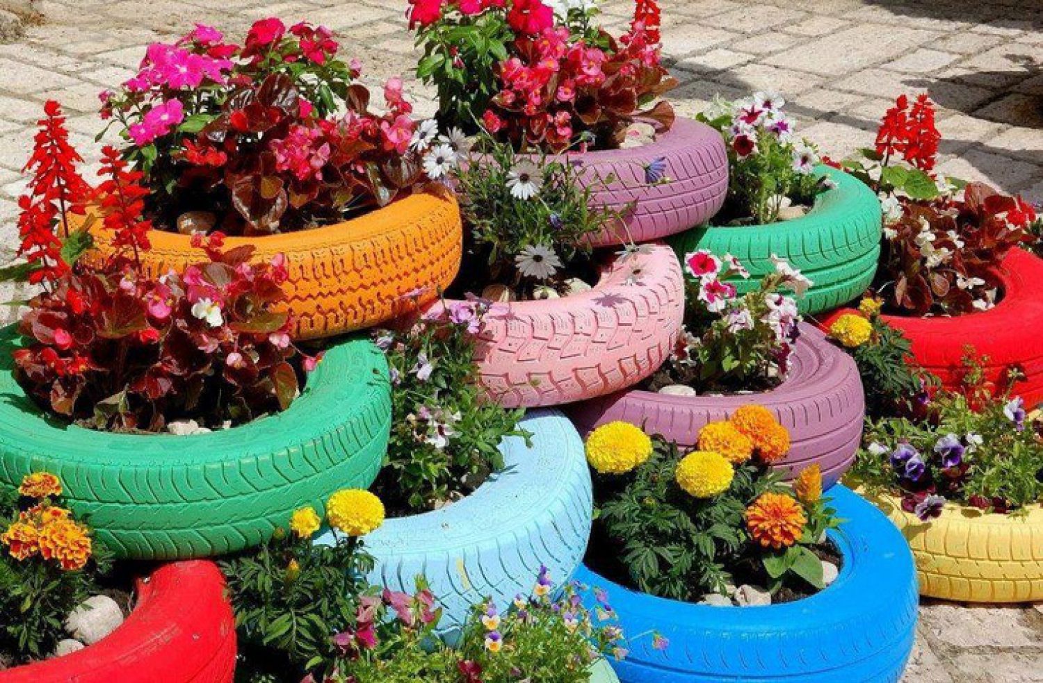 Rengarenk Lastikler ile Çiçek Yatağı