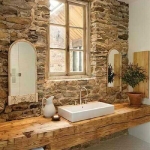 Taş duvarlar ve rustik lavabo tezgahı