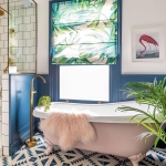 Yumuşak pembe küvetli tropikal bir banyoda Pembe Flamingo Duvar Sanatı