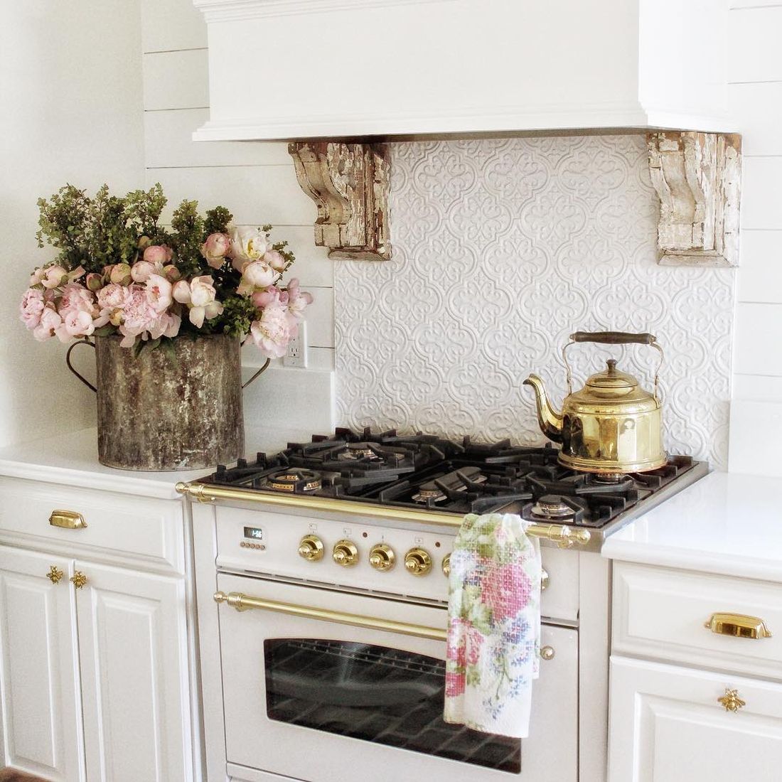 Fleur de Lis Backsplash Çini ile Fransız Kır Mutfağı