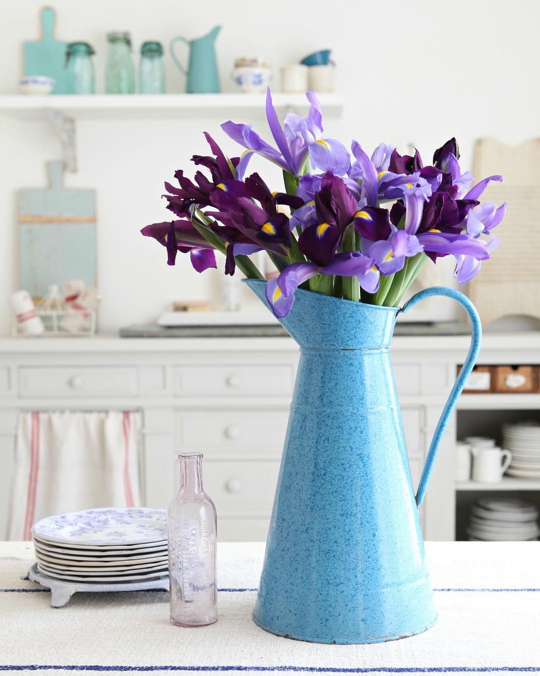 Mavi Sürahi ve Çiçeklerle Fransız Kır Mutfağı