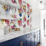 Mermer-mutfak-tezgah-lacivert-mutfak-dolapları-ve-çiçek-duvar kağıdı-arkasında-pirinç-lavabo