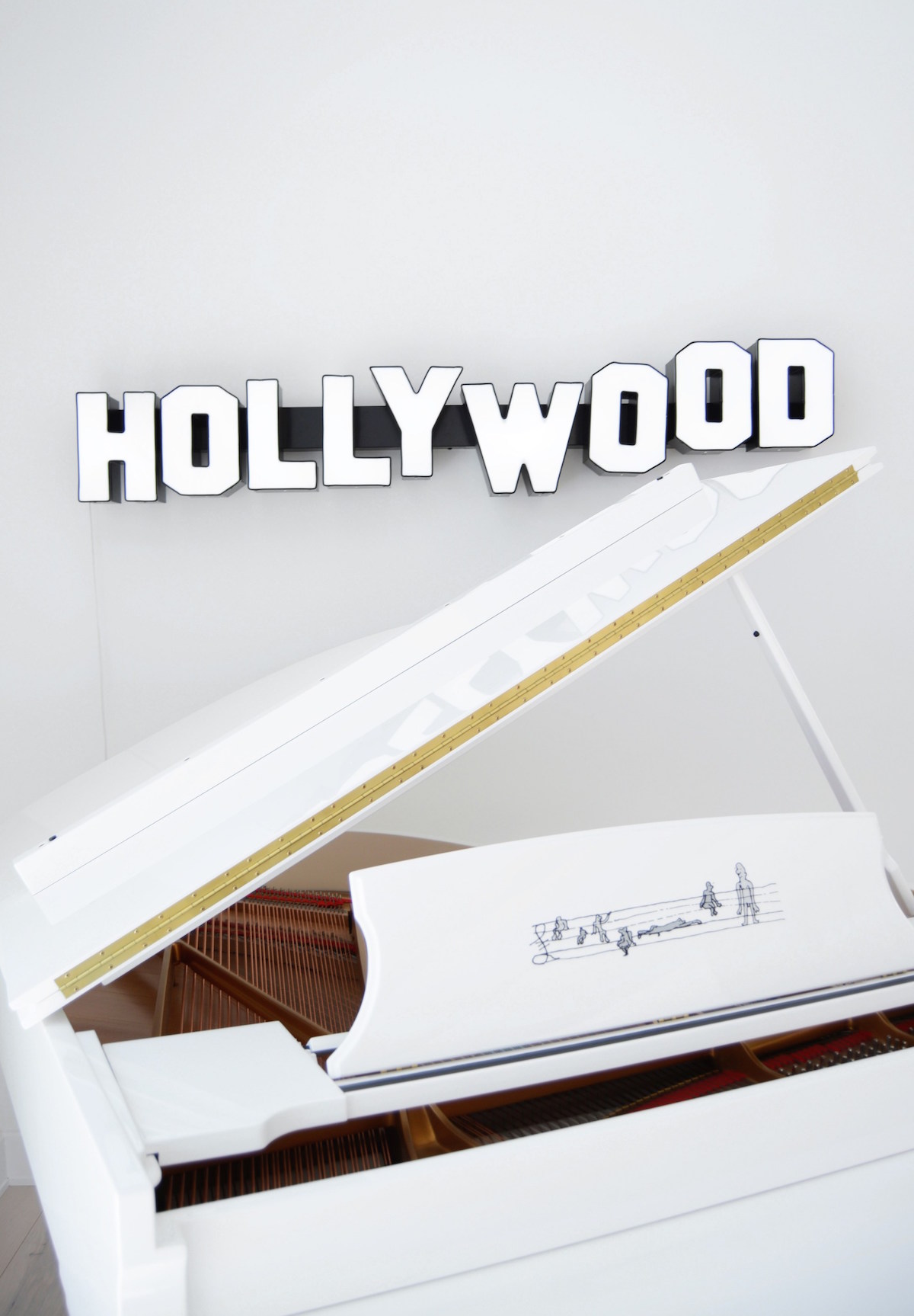 Beyaz Hollywood yazısı