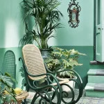 bitkiler ve sallanan sandalye ile yeşil boyalı kiremitli teras