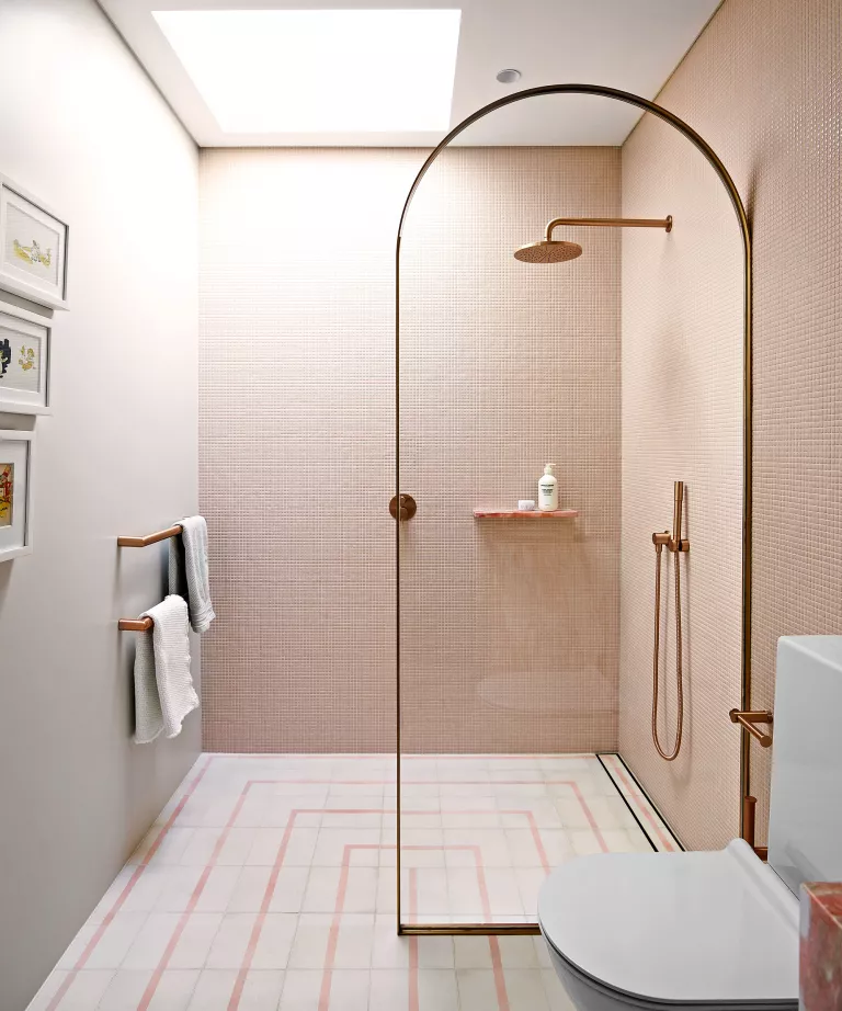 Pembe fayanslı ve kavisli ekranlı duş odası