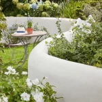 alçak kavisli bahçe duvarı boyalı krem
