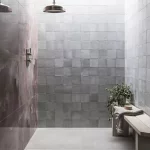 Kare fayans ve ahşap tezgahlı beyaz duş odası