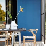 yemek mobilyaları ile bahçede mavi boyalı duvar
