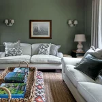 Beyaz kanepe ve sisal halı ile yeşil oturma odası